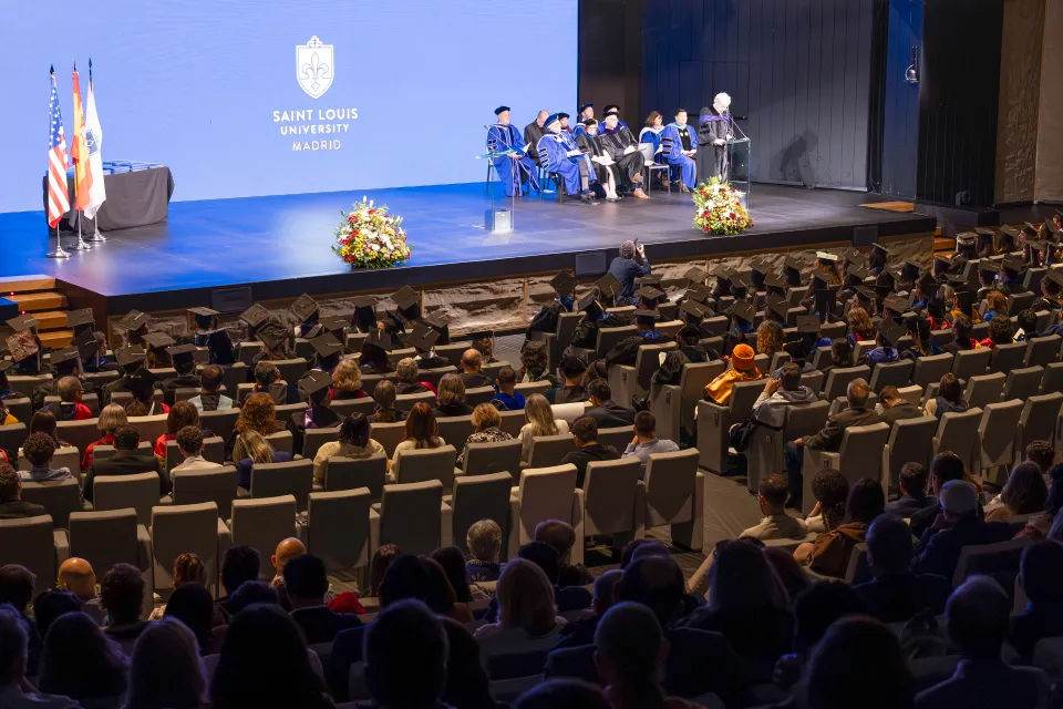 ¡Enhorabuena, graduados! Infórmate sobre los requisitos para graduarte en Saint Louis University-Madrid. Imagen general de la ceremonia de gracuación.